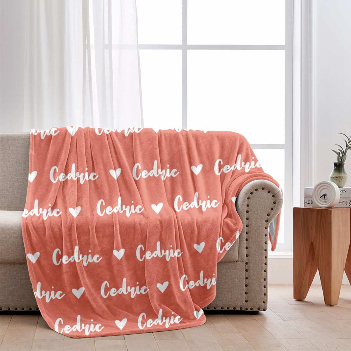 Personalisierte Babydecke mit individuellem Namensherzmuster