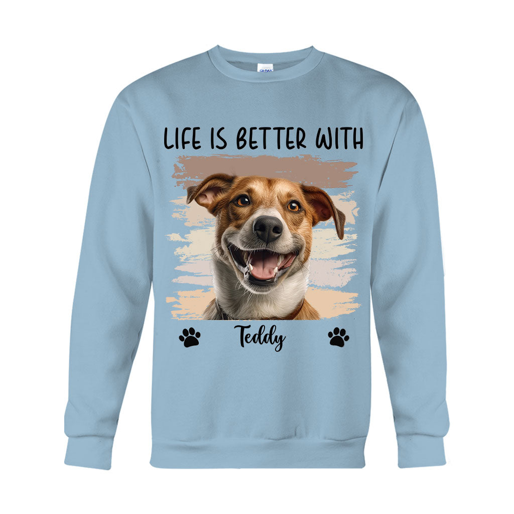 Das Leben ist schöner mit Haustier – personalisiertes Hunde-T-Shirt und Hoodie