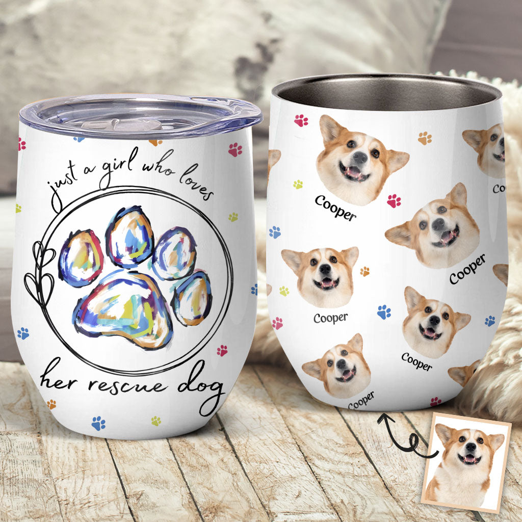 Einfach ein Mädchen, das Hunde liebt – personalisierter Hunde-Weinbecher