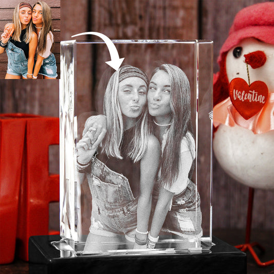 Foto nach Wunsch – Personalisierte Lasergravur „Tante“ auf einer 3D-Kristalllampe in Quaderform.