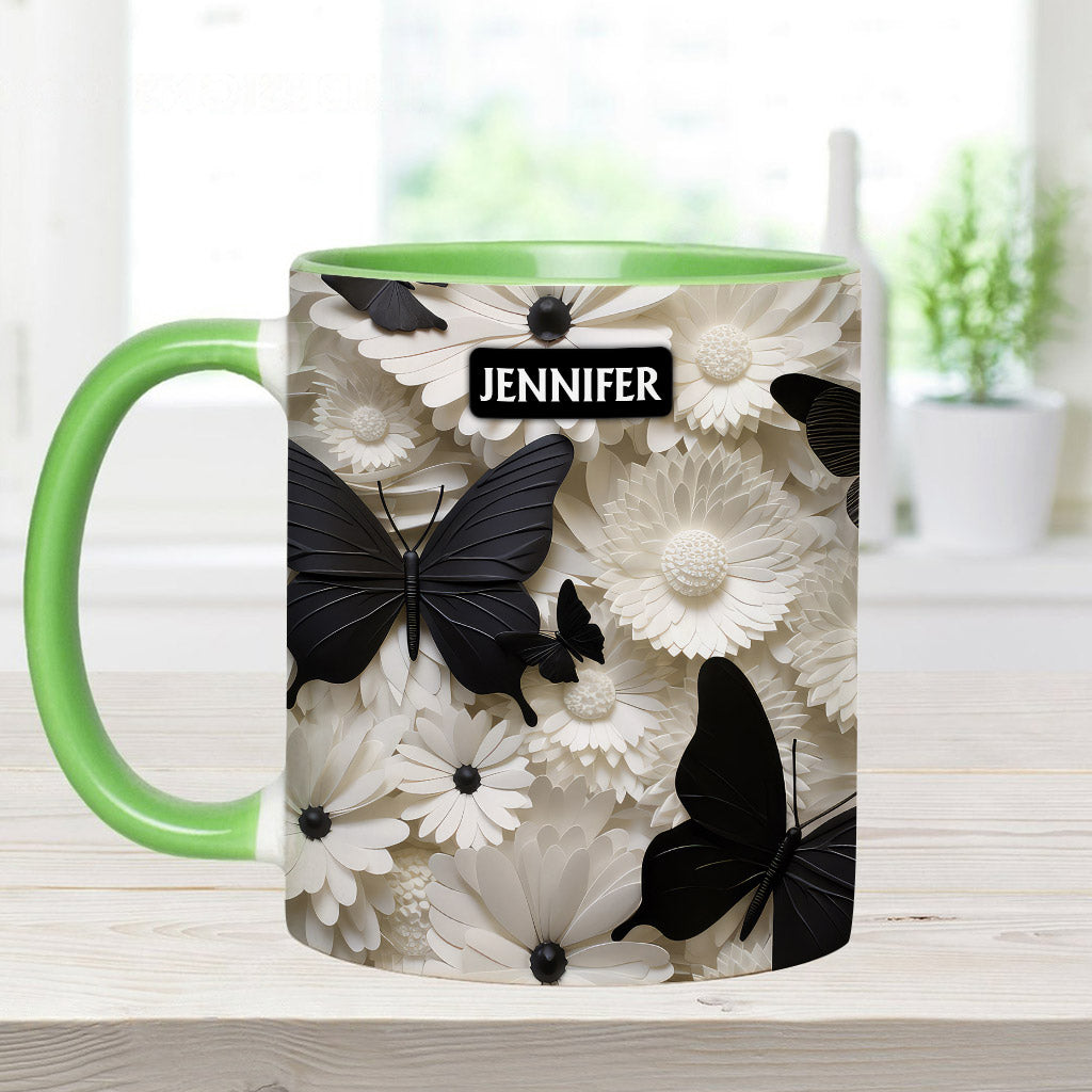 Elegante schwarz-weiße Schmetterlinge und Blumen – personalisierte Tasse mit Schmetterlingsmotiv
