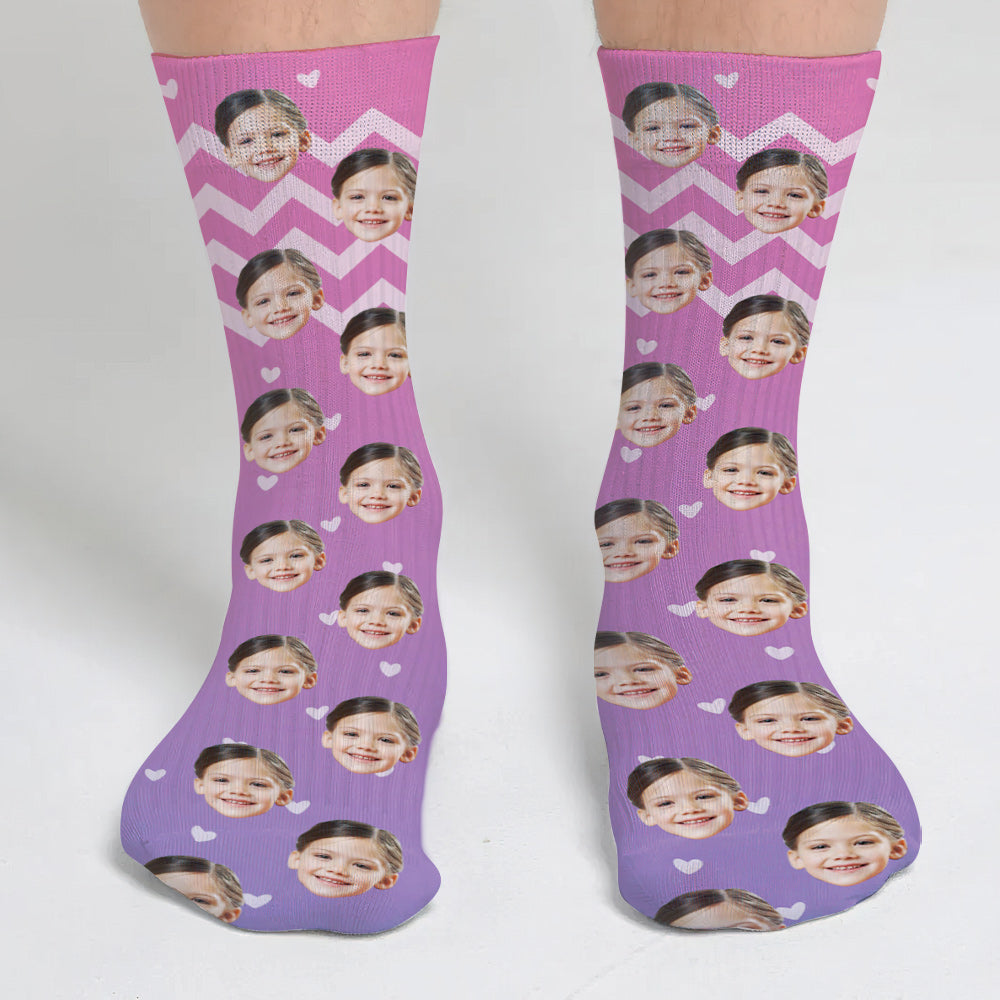Individuell gestaltete Socken mit lila Gesichtsmuster – personalisierte Socken für die Enkelin