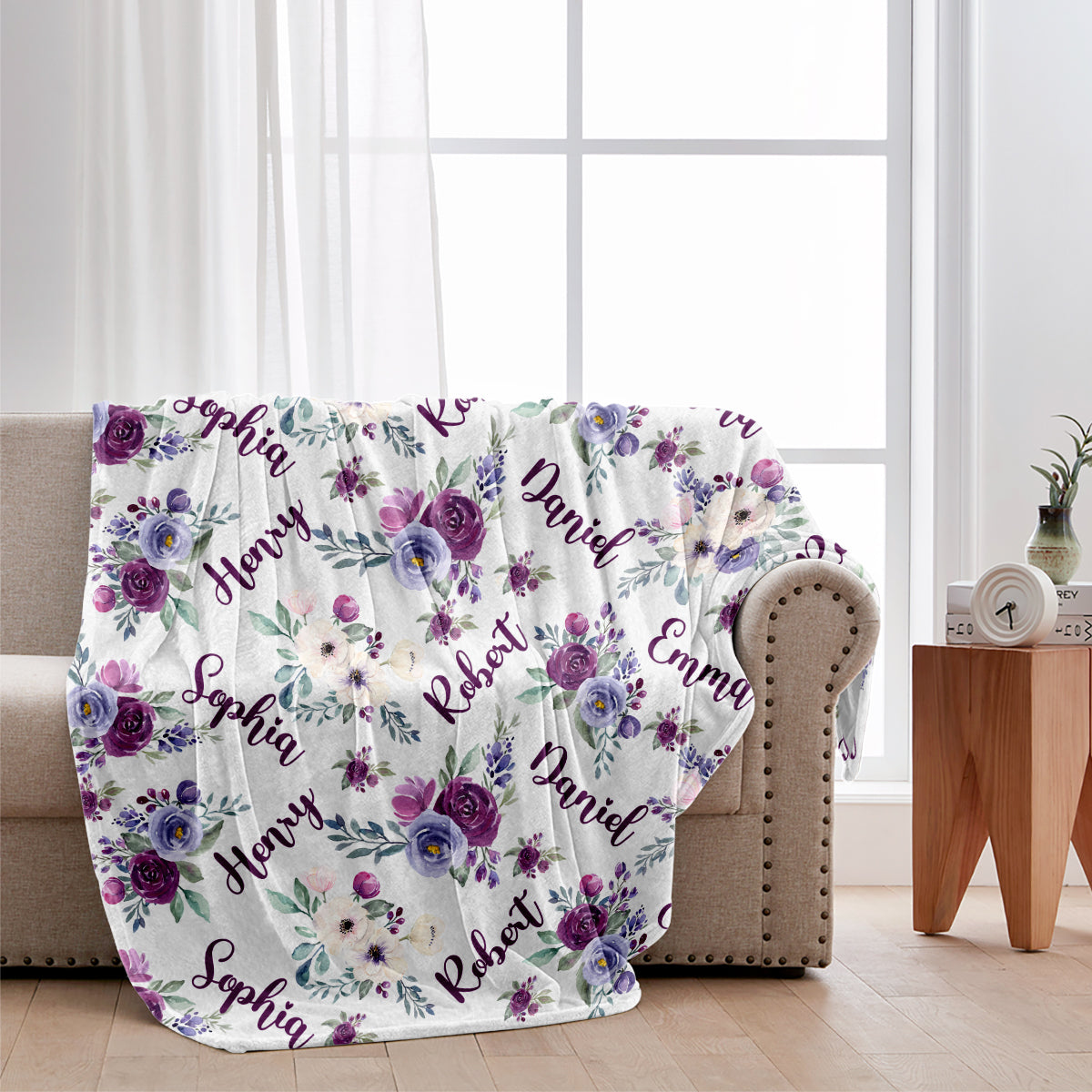 Personalisierte Familiendecke mit lila Blumen und individuellem Namen