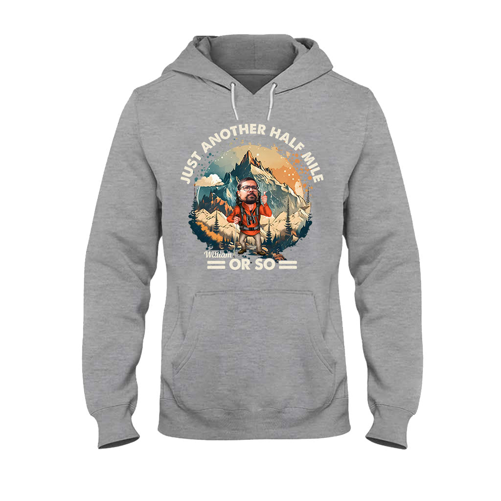 Nur noch etwa eine halbe Meile – personalisiertes Wander-T-Shirt und Hoodie