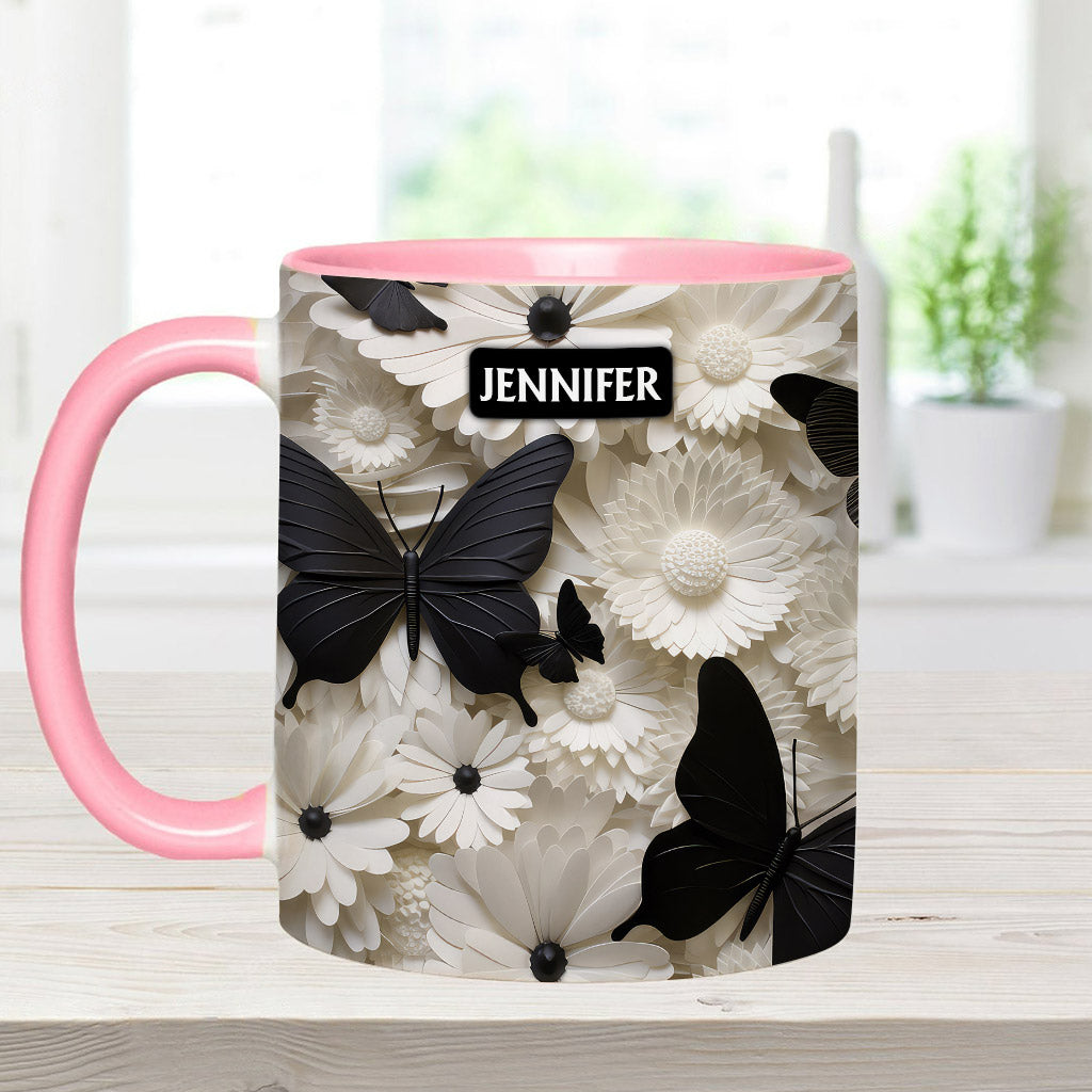 Elegante schwarz-weiße Schmetterlinge und Blumen – personalisierte Tasse mit Schmetterlingsmotiv