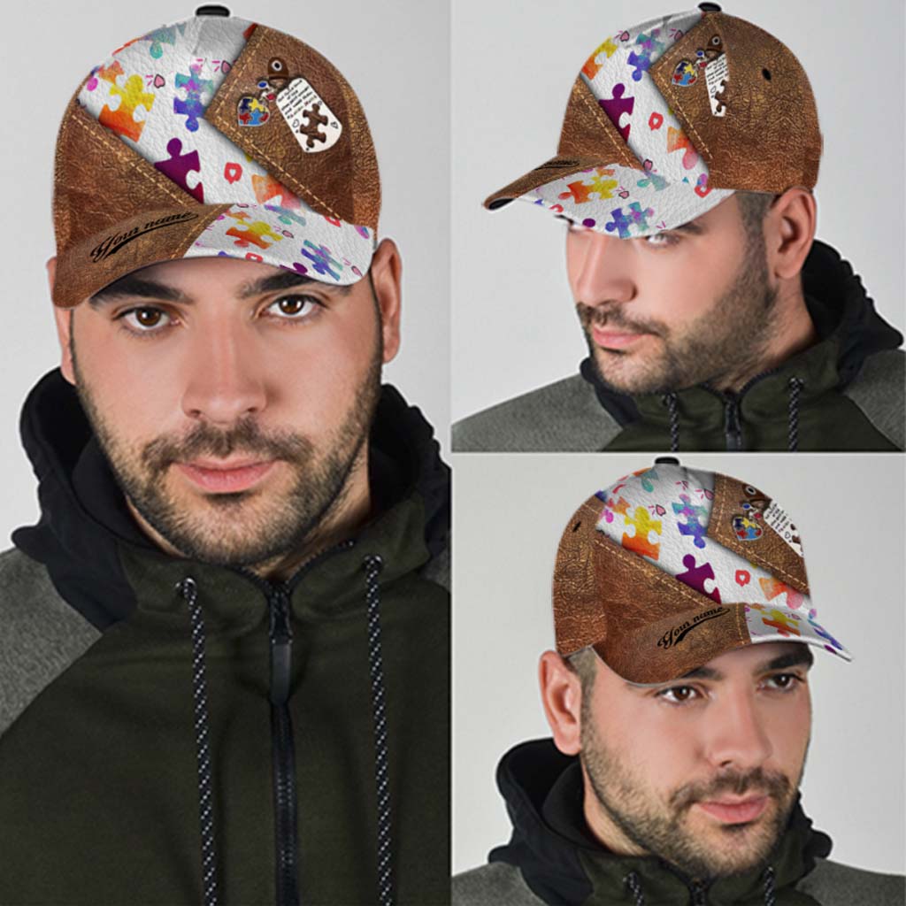 Personalisierte Lederkappe mit Musterprint und aufgedruckten Belüftungslöchern zur Sensibilisierung für Autismus