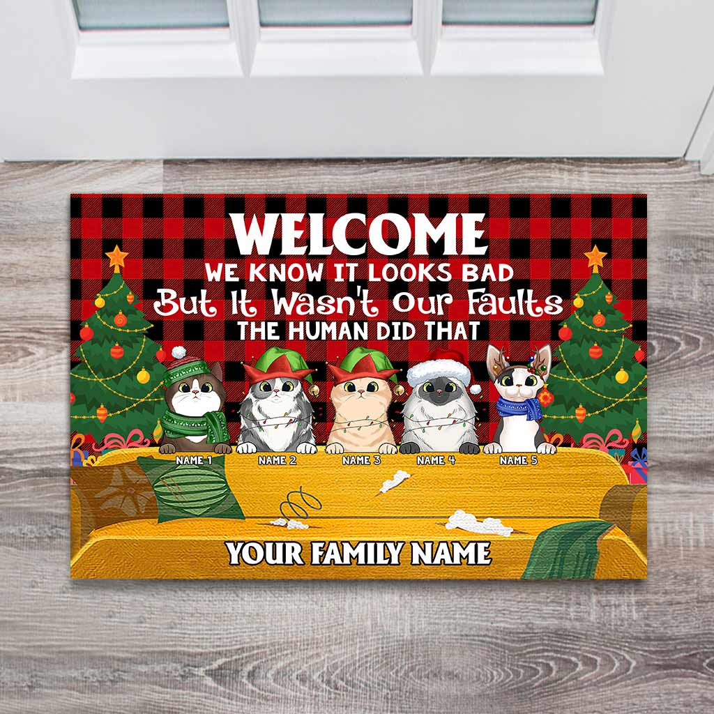 Willkommen! Wir wissen, es sieht schlimm aus, aber es war nicht unsere Schuld – personalisierte Weihnachtskatzen-Fußmatte