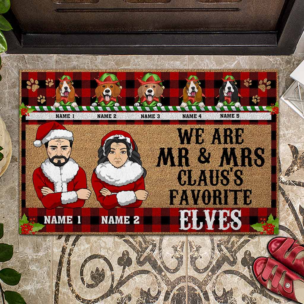 Nous sommes les lutins préférés de M. et Mme Claus - Paillasson de Noël personnalisé pour chien