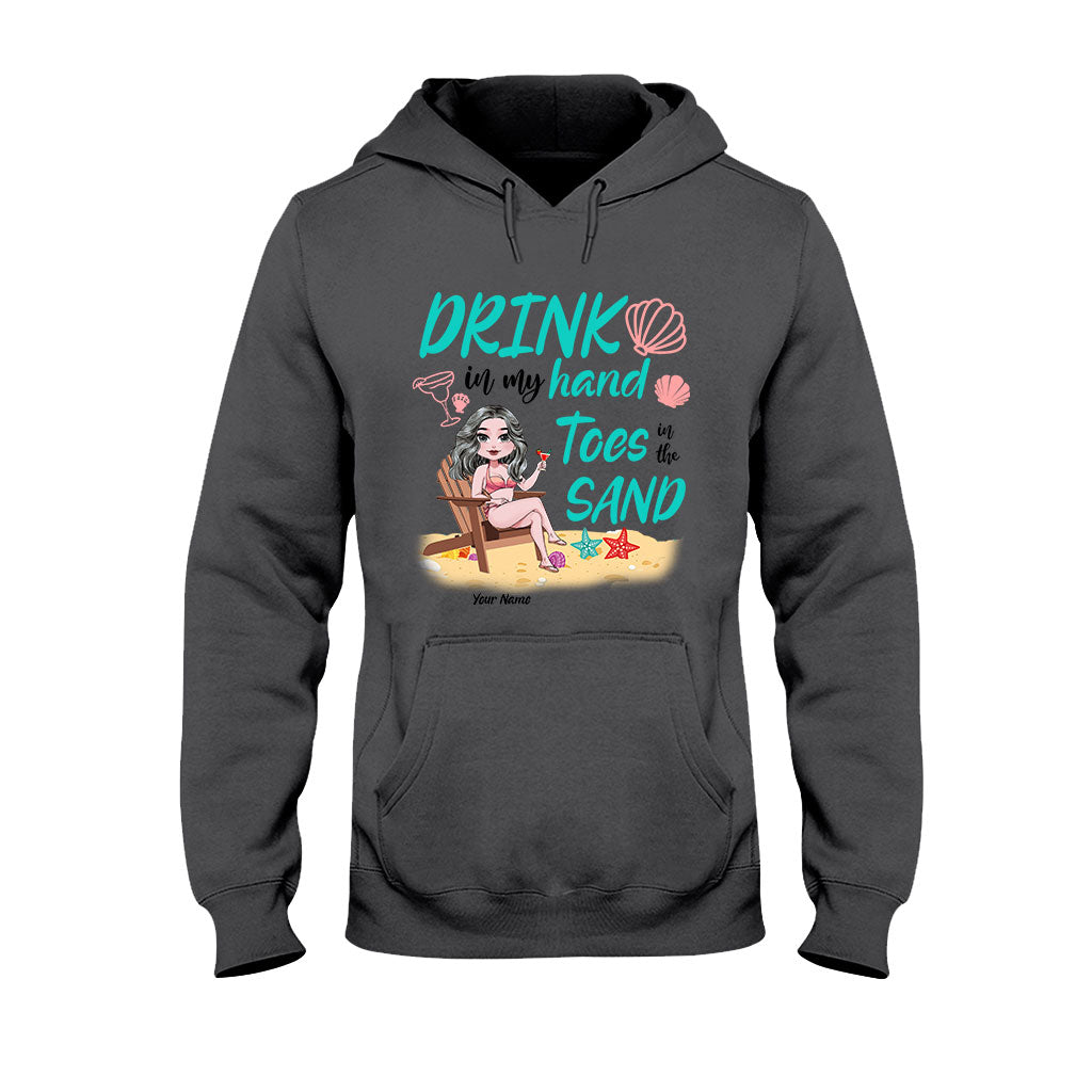 Un verre dans ma main, les orteils dans le sable - T-shirt et sweat à capuche personnalisés pour les amoureux de la mer