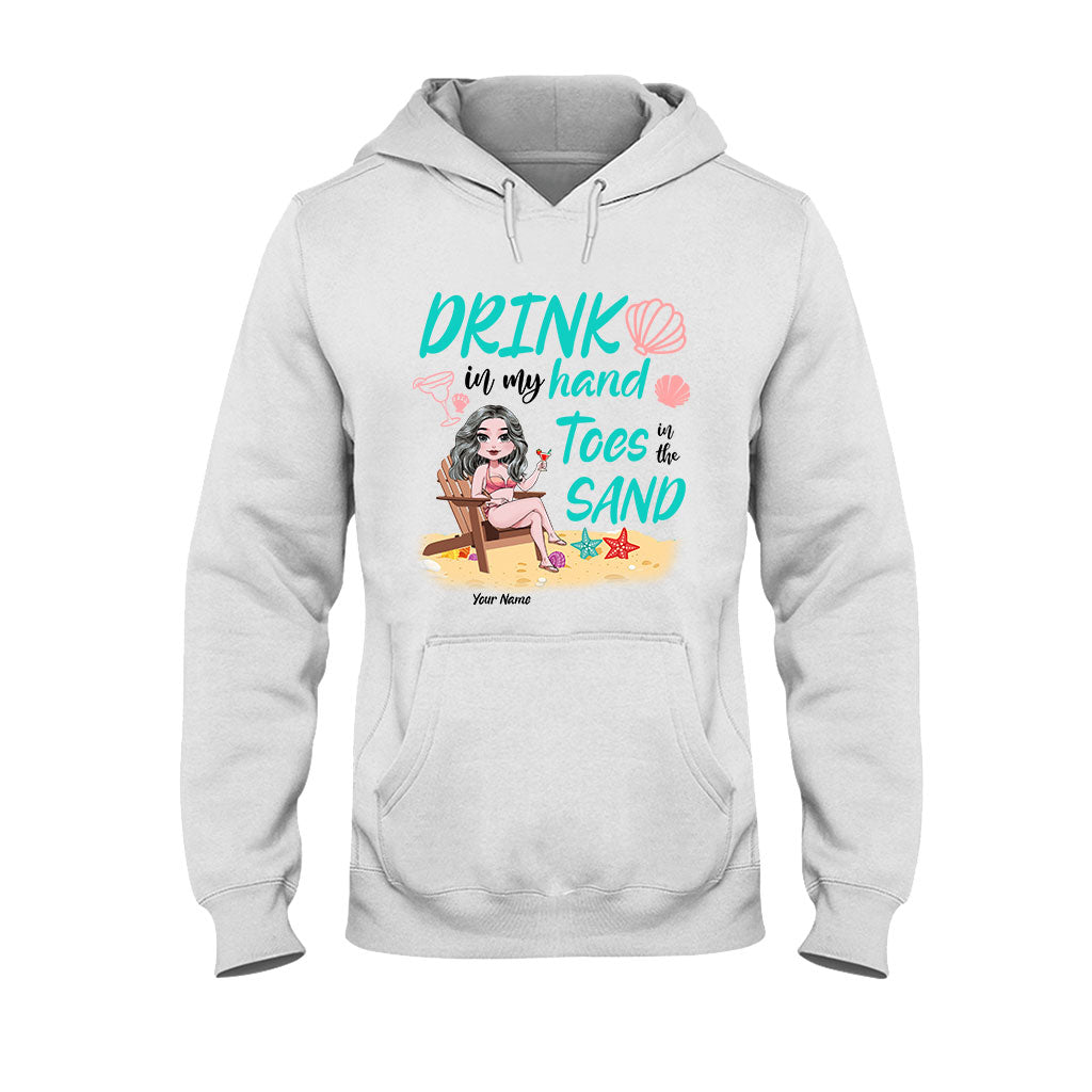 Un verre dans ma main, les orteils dans le sable - T-shirt et sweat à capuche personnalisés pour les amoureux de la mer