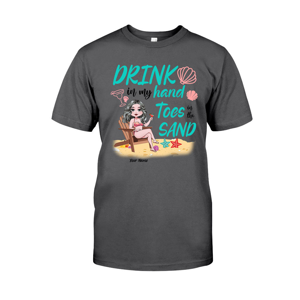 Un verre dans ma main, les orteils dans le sable - T-shirt et sweat à capuche personnalisés pour les amoureux de la mer