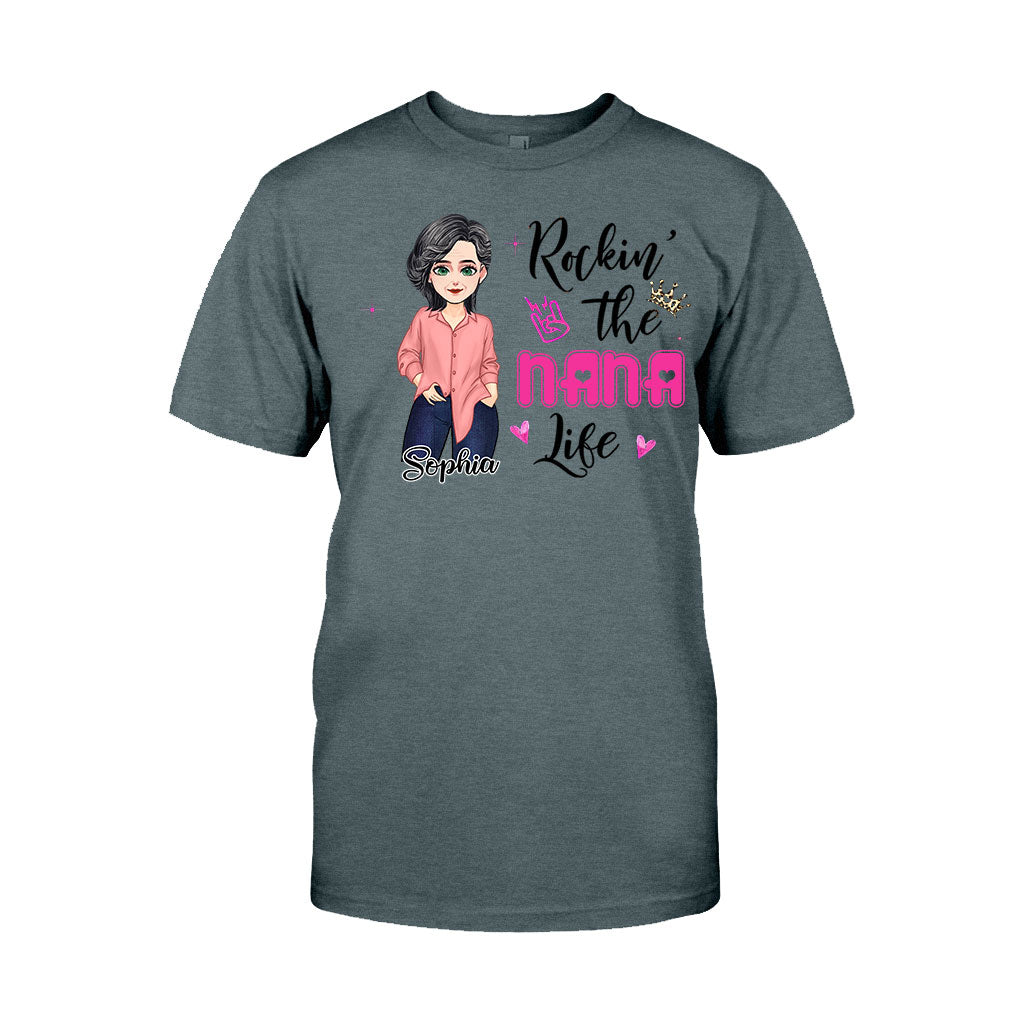 Das Oma-Leben rocken – Geschenk für Oma und Mama – Personalisiertes T-Shirt und Hoodie