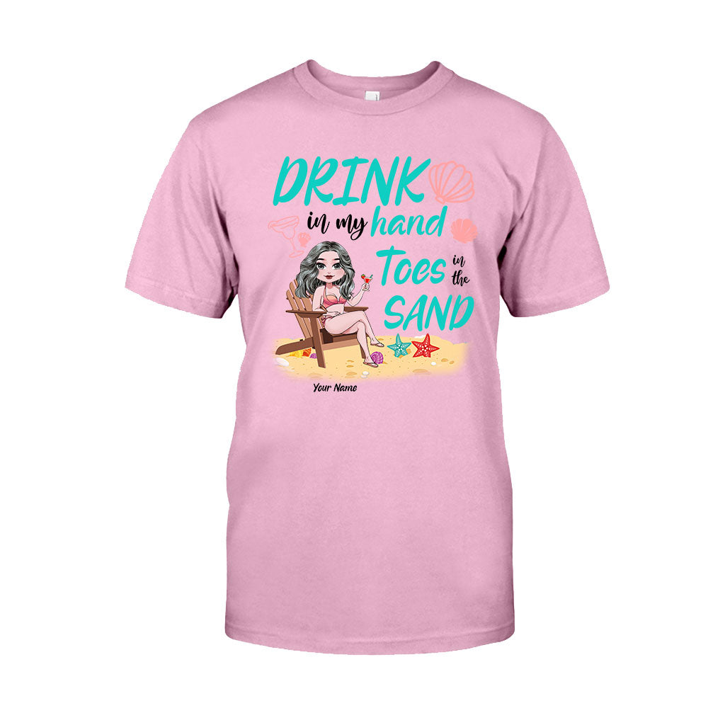 Un verre dans ma main, les orteils dans le sable - T-shirt et sweat à capuche personnalisés pour les amoureux de la mer