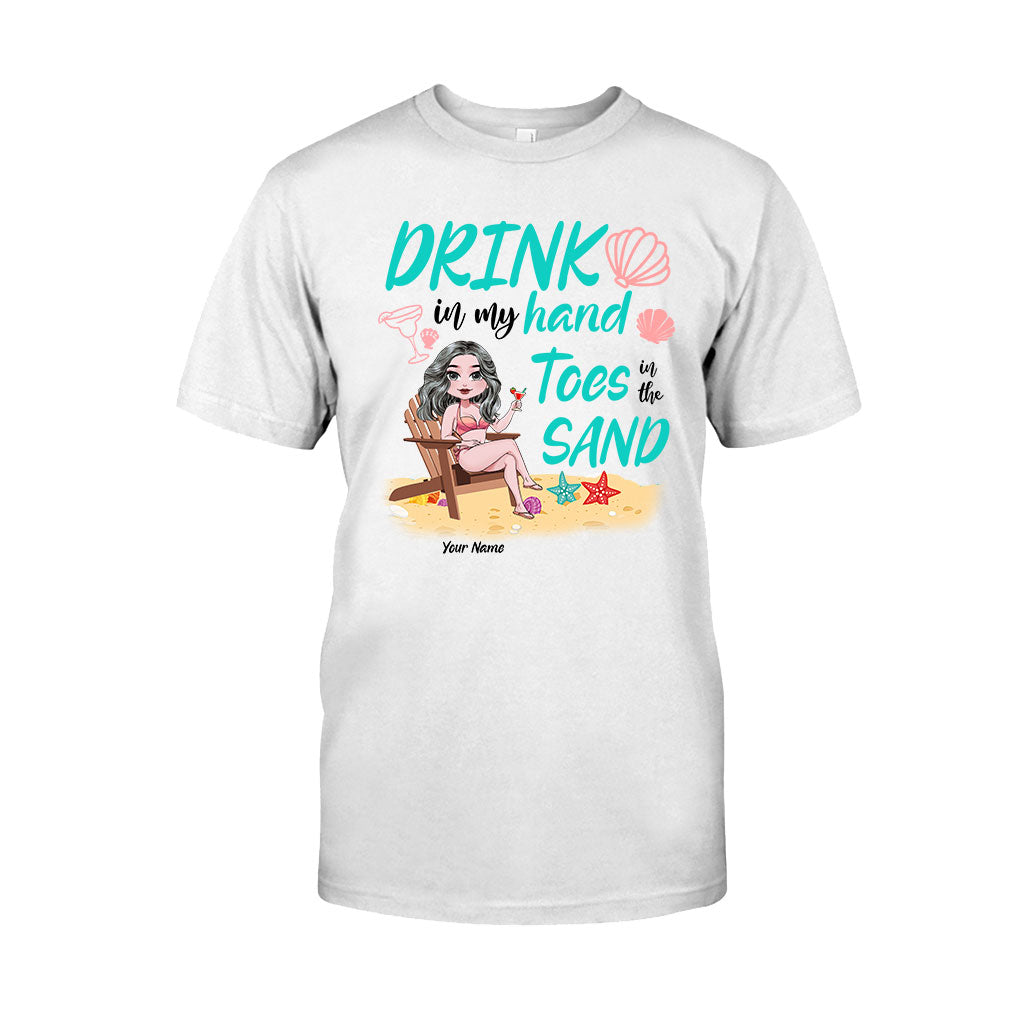 Un verre dans ma main, les orteils dans le sable - T-shirt et sweat à capuche personnalisés pour les amoureux de la mer