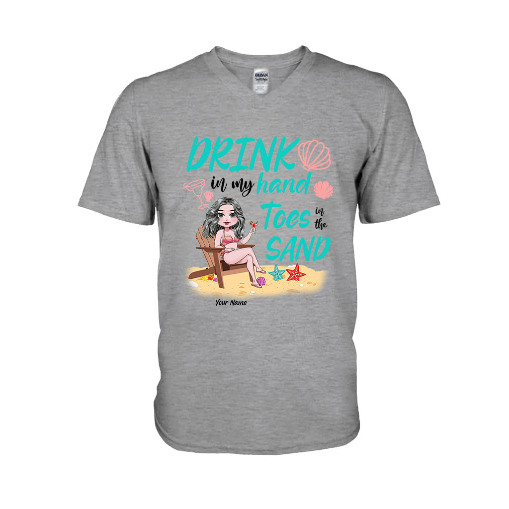 Un verre dans ma main, les orteils dans le sable - T-shirt et sweat à capuche personnalisés pour les amoureux de la mer