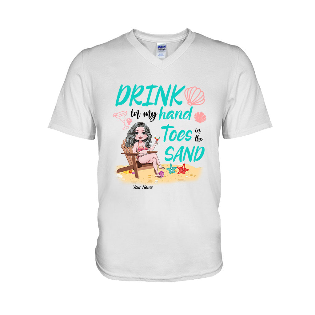 Un verre dans ma main, les orteils dans le sable - T-shirt et sweat à capuche personnalisés pour les amoureux de la mer