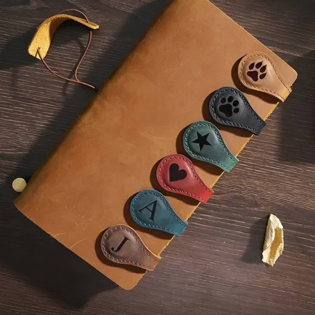 Personalisiertes Lesezeichen aus Leder mit individuellen Initialen