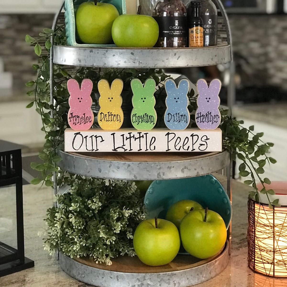 Osterhasen-Block mit personalisiertem Familiennamen in Pastellfarben - Personalisierter Osterhasen-Block für Ostern