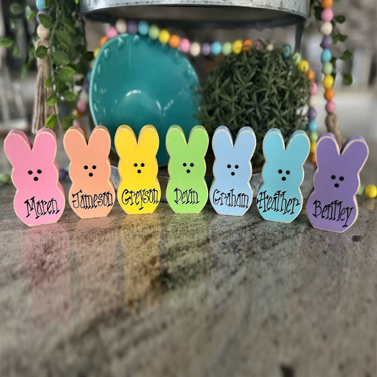 Osterhasen-Block mit personalisiertem Familiennamen in Pastellfarben - Personalisierter Osterhasen-Block für Ostern