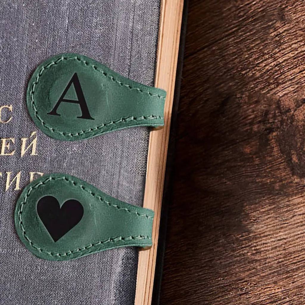 Personalisiertes Lesezeichen aus Leder mit individuellen Initialen